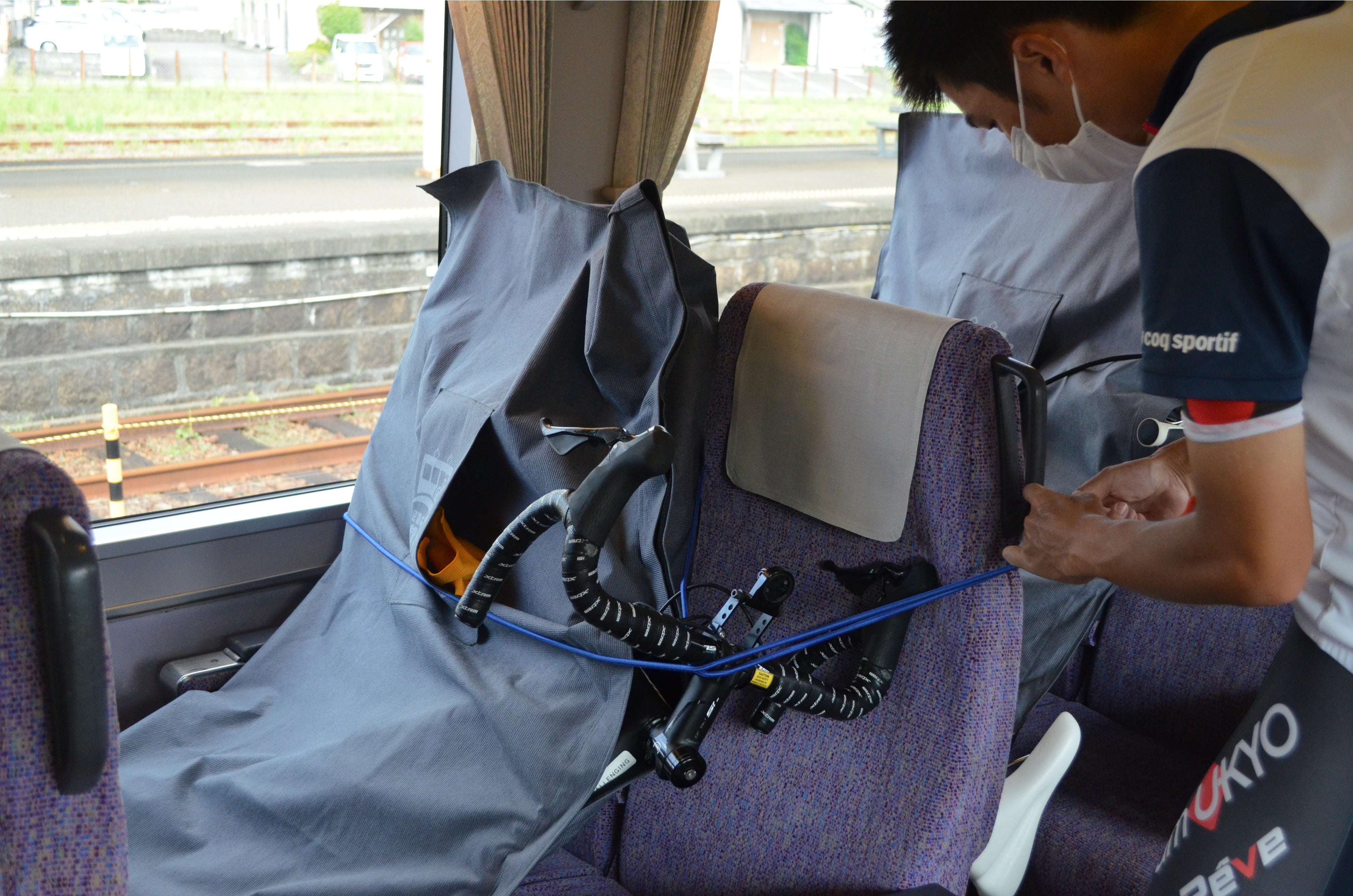 車内ではゴムで固定