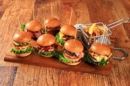 〔PIER 30 GRILL〕 1616（イロイロ）ハンバーガーフルコンボ