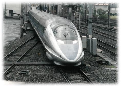 新幹線車両所(岡山)内を走行する500系新幹線