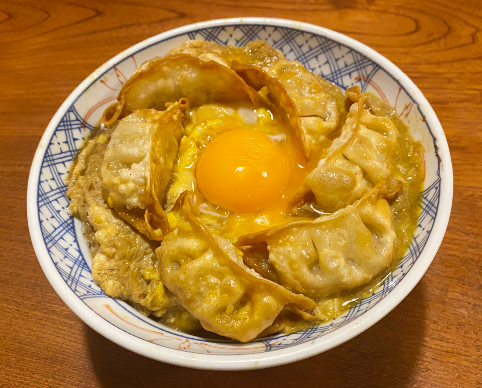 中華との融合・餃子玉丼