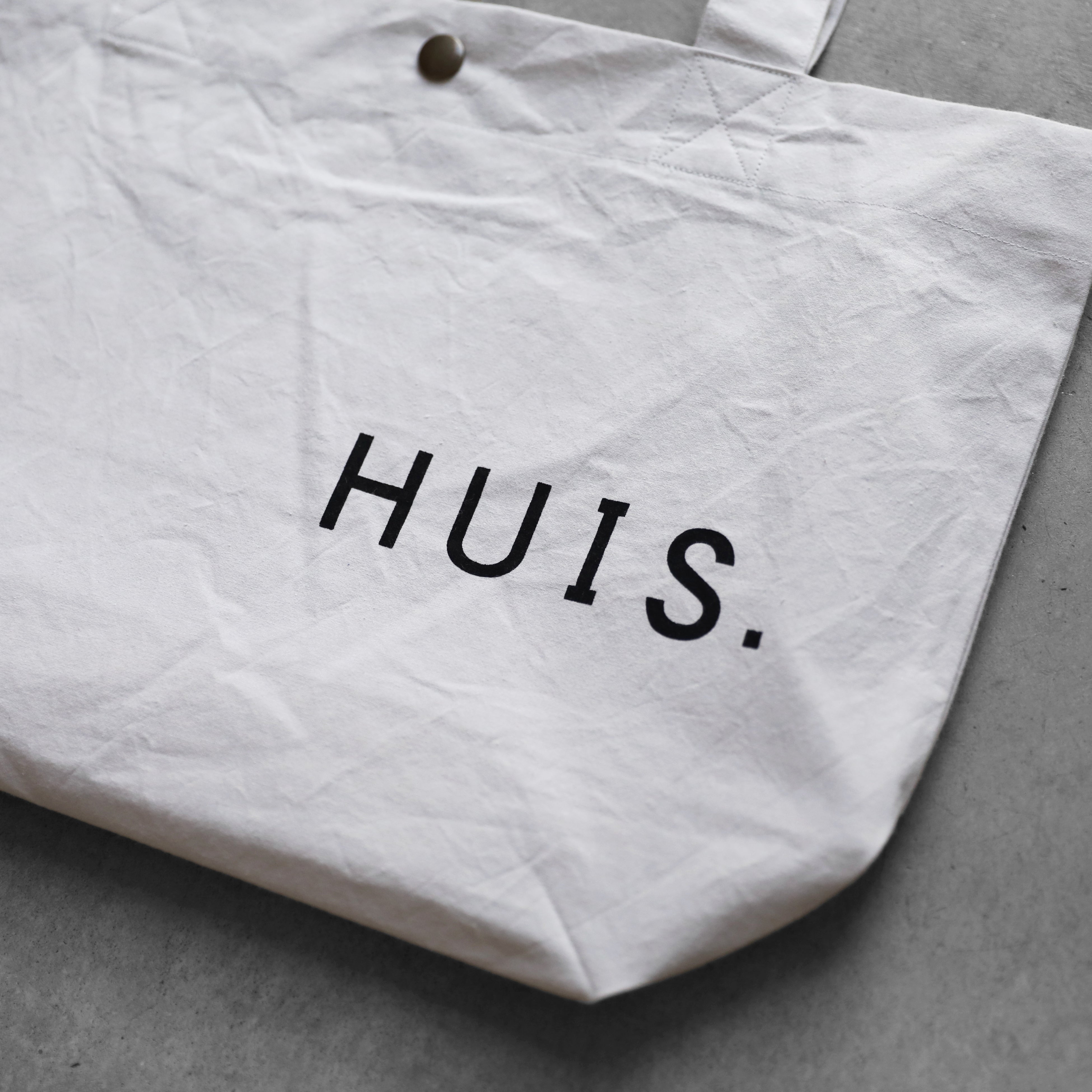 なめらかな肌触りとは裏腹に軽くて丈夫なバフクロスのトートバッグ