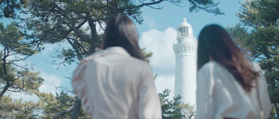 海岸沿いの 森を抜けた先にそびえる 日本一の高さを誇る白亜の灯台。 出雲日御碕灯台の 雄大な姿に驚く女性達。