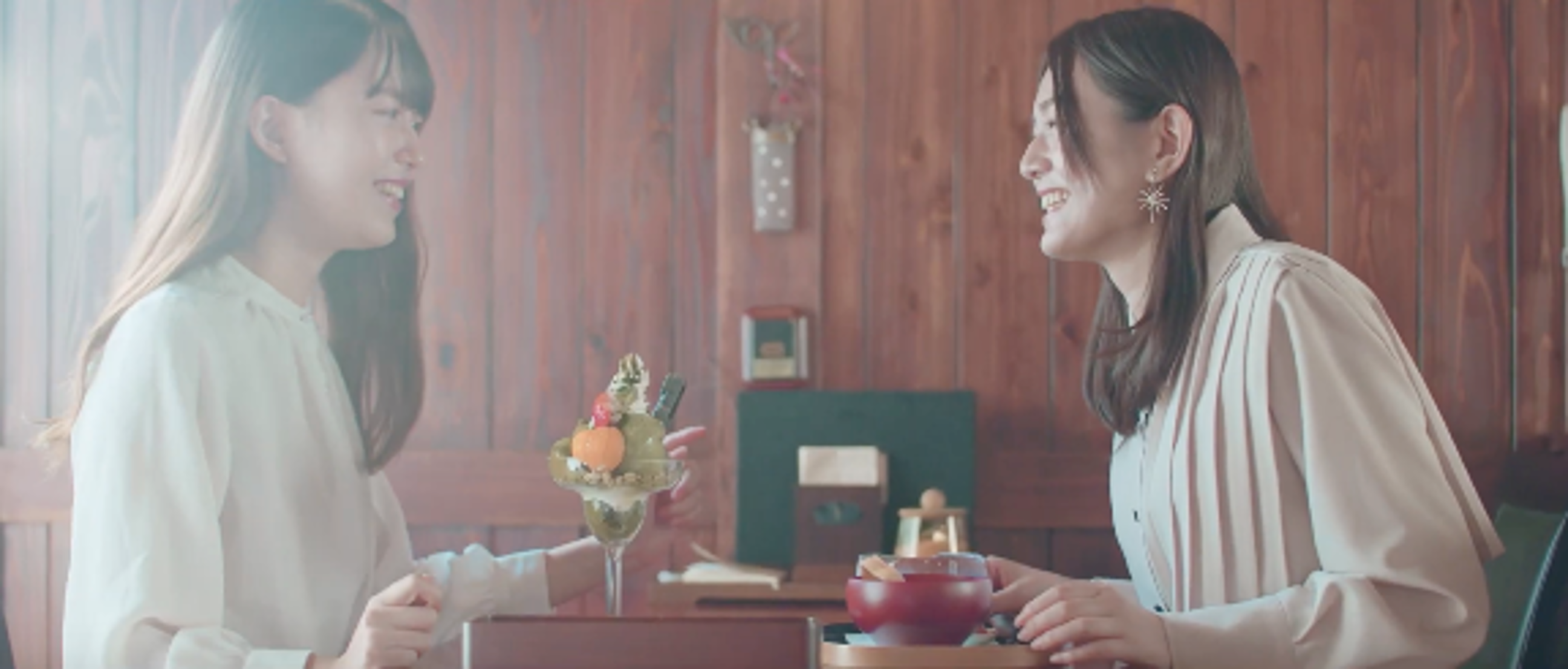 楽しみにしていた スイーツを前に 盛り上がる2人。 待ちに待った出雲ぜんざいと神話パフェに満面の笑顔。