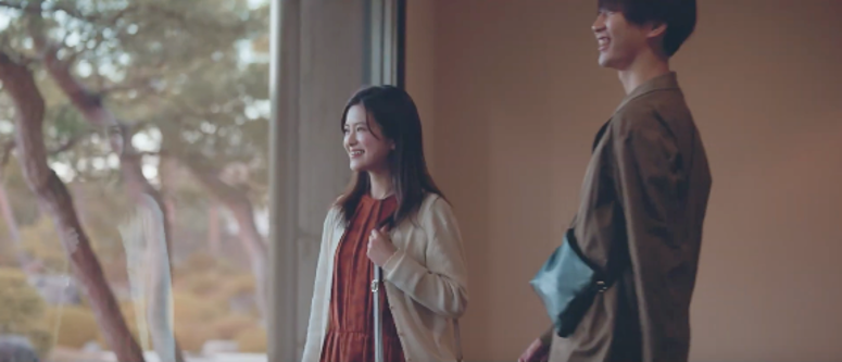 庭園ランキングの日本一に 選ばれる足立美術館。 圧巻の自然美を前に 満足そうな2人