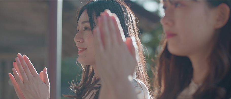 出雲大社の 参道を歩いて本殿へ ⼿を合わせて祈るシーン