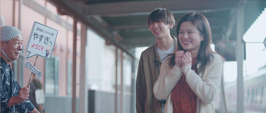 安来駅どじょうすくい出迎え隊の あたたかい歓迎に 驚く2人