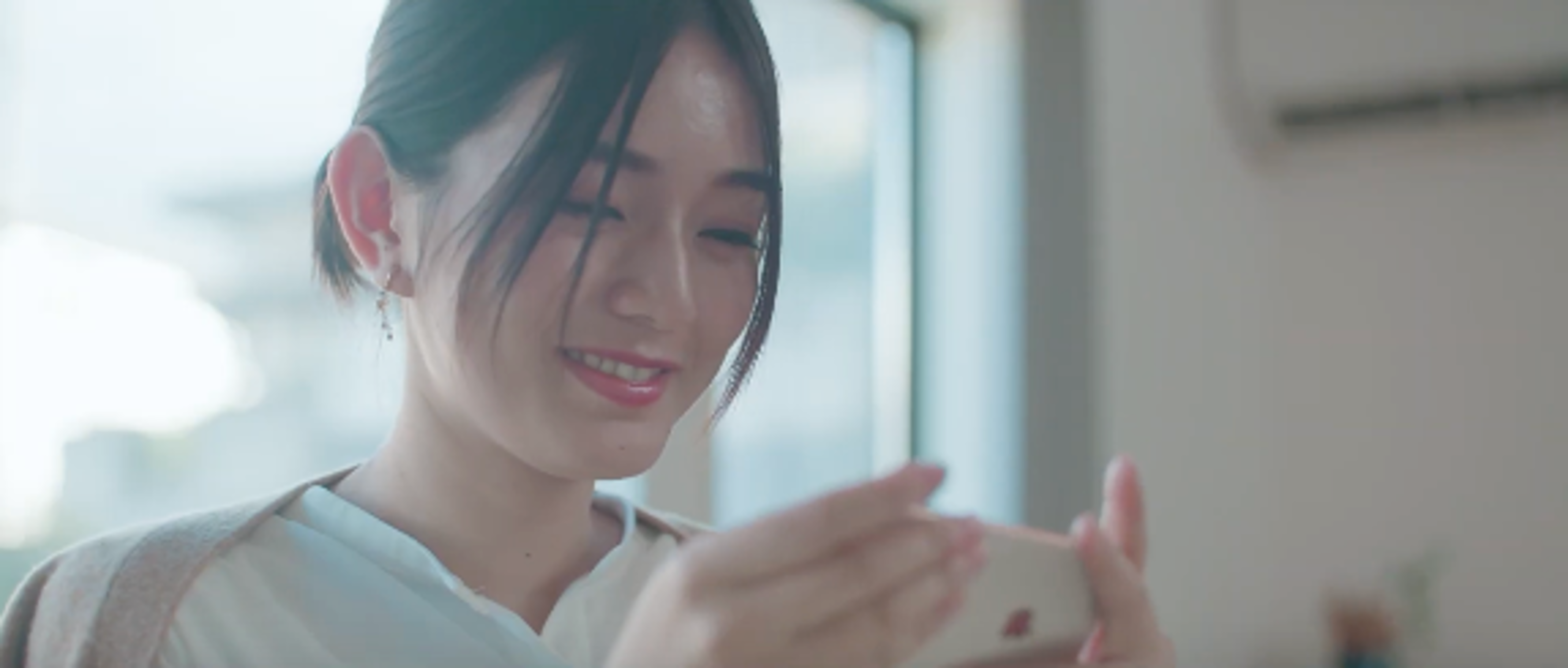 自宅にて リモートワーク中に 旅の思い出を振り返り 心が和む女性