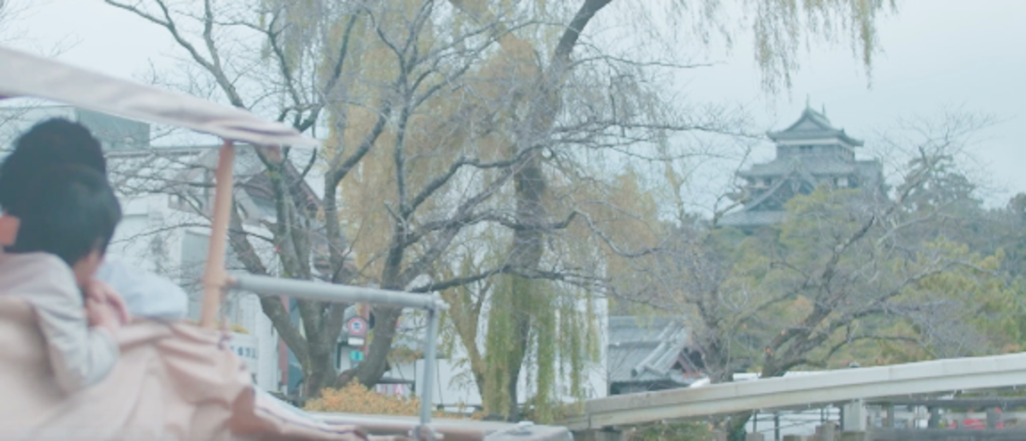 堀川遊覧船でいつもと違う視点から 城下町を満喫する家族。 遊覧の終盤に見えてきた 松江城に笑顔がこぼれる。