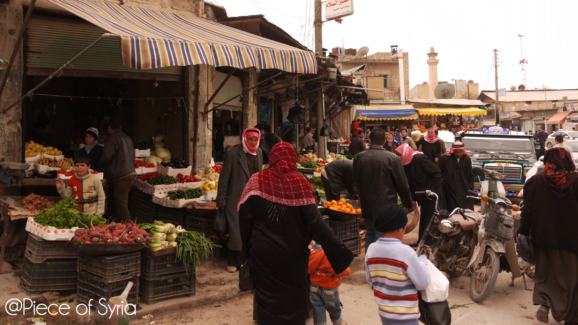 町のマーケットには色とりどりの野菜・果物が並ぶ（2010年）