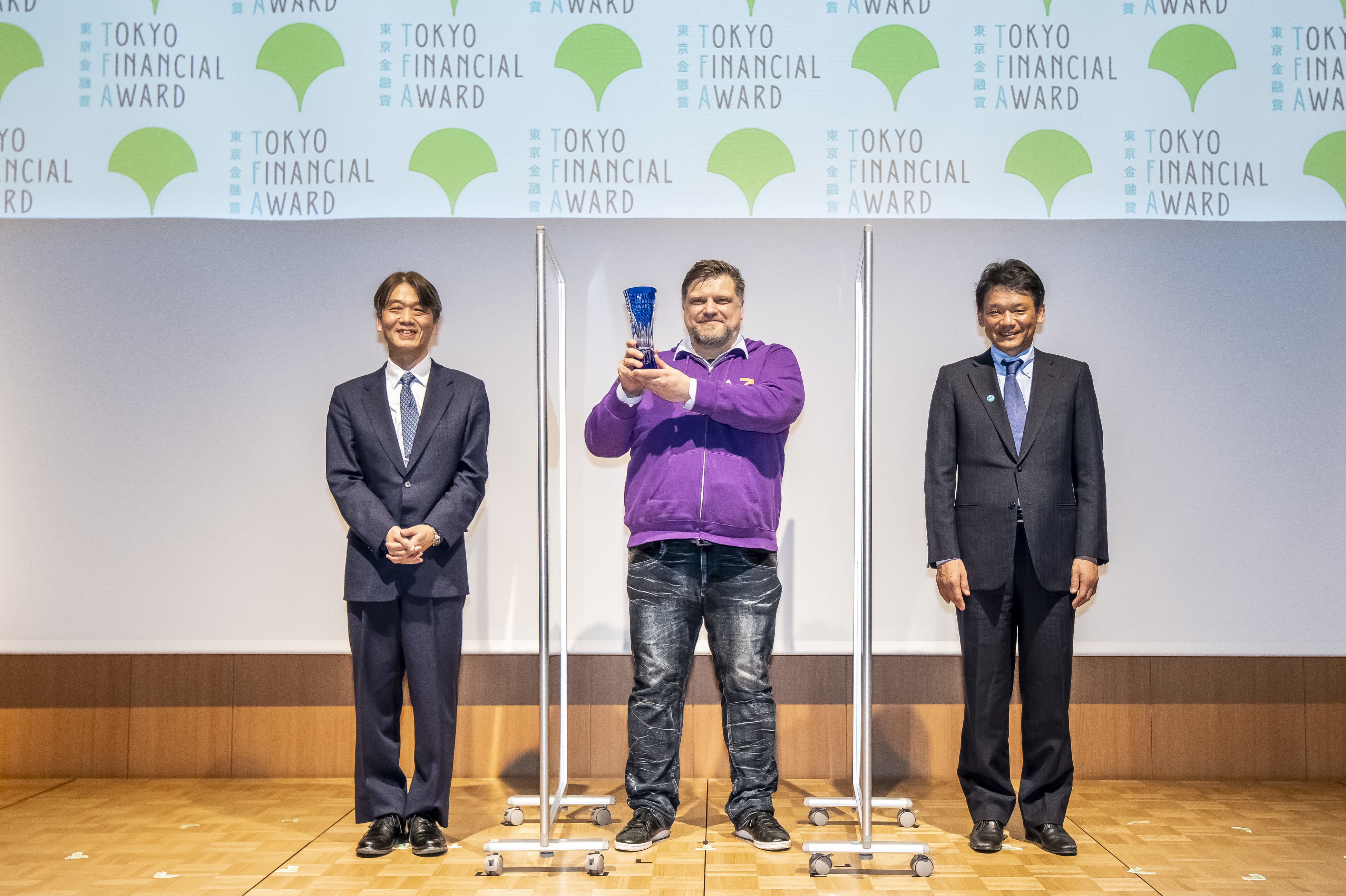 左：審査委員長 山岡浩巳 氏　中央：当社代表 ラウル・アリキヴィ　右：東京都副知事 宮坂学 氏