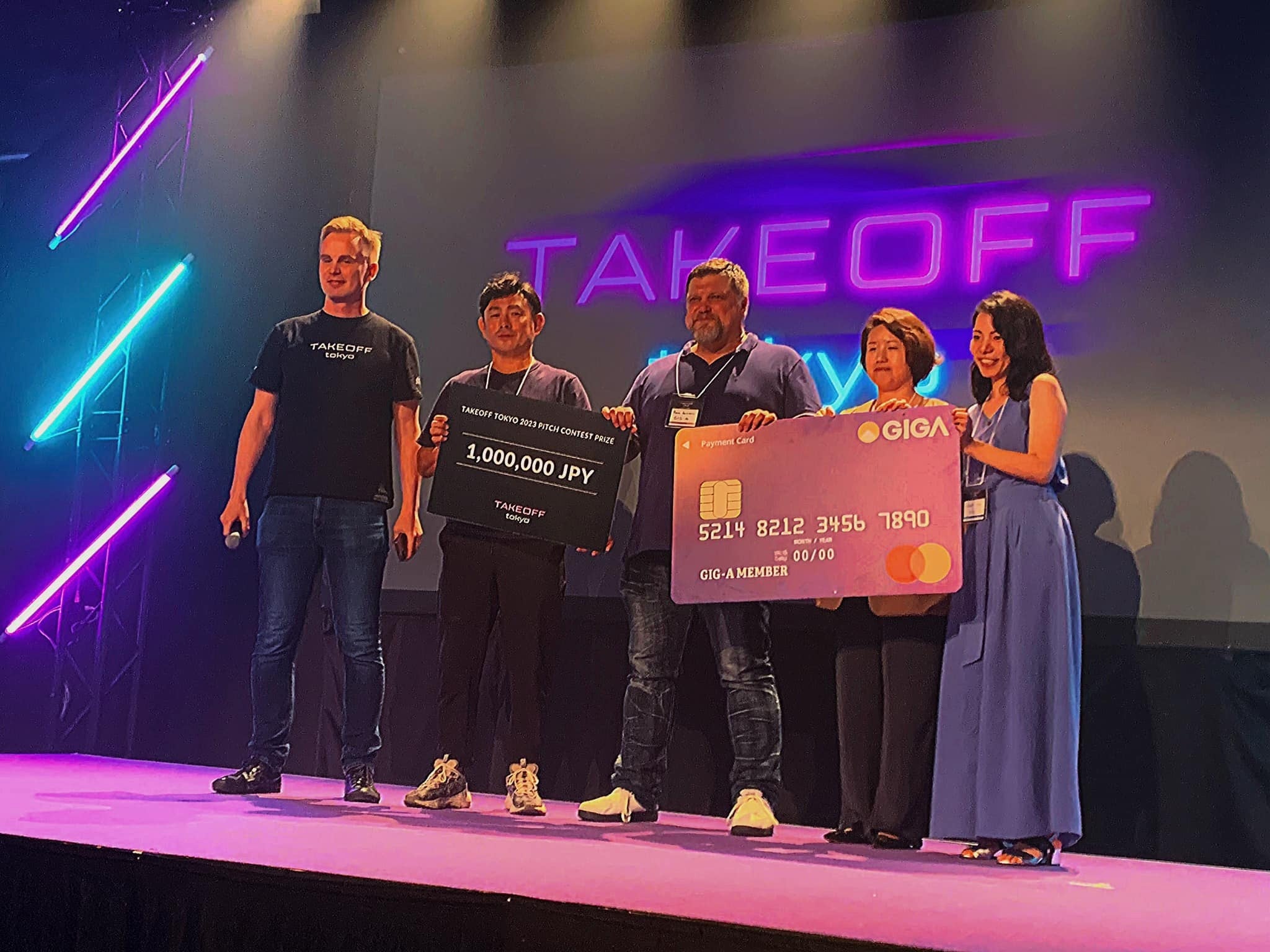 受賞時の様子：中央がGIG-A代表のRaul Allikivi（ラウル・アリキヴィ)