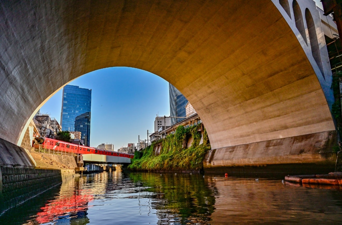 神田川聖橋の中から丸の内線を望む