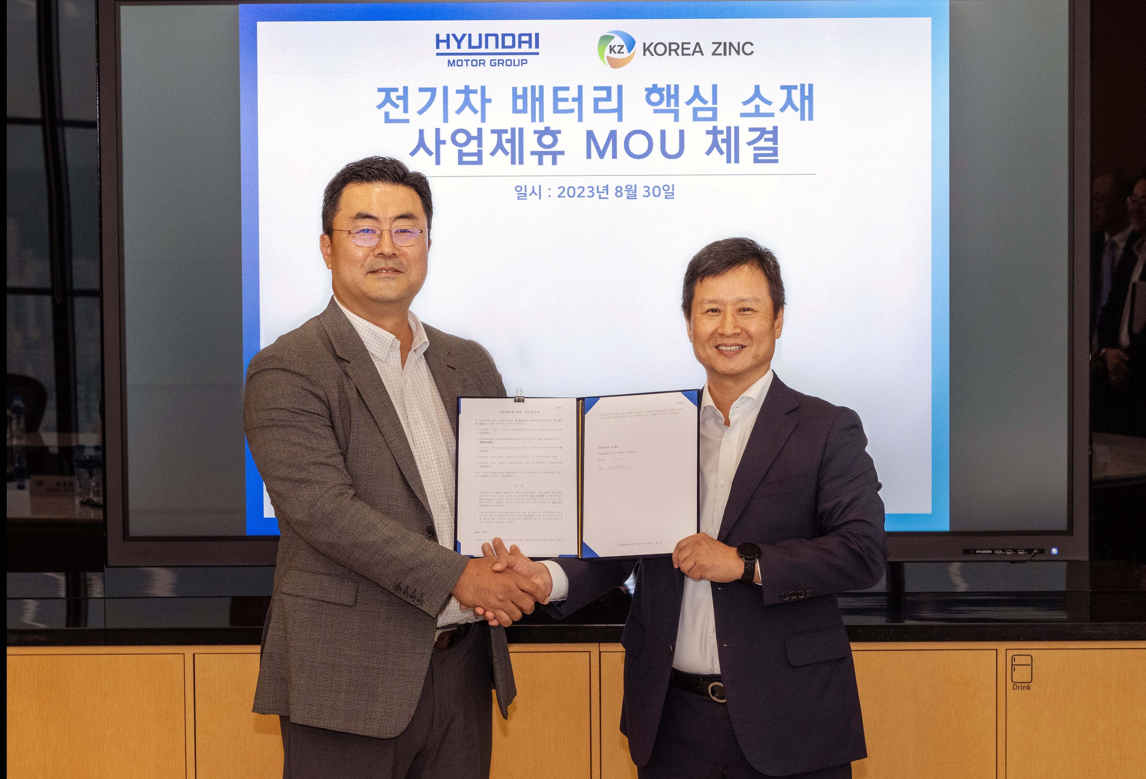 左からHyundai Motor Group取締役副社長 兼 グローバル戦略本部長（GSO）のHeung-soo Kim（キム・フンス）、 高麗亜鉛 社長兼共同最高経営責任者（CEO）のKi-Duk Park（パク・キドク）