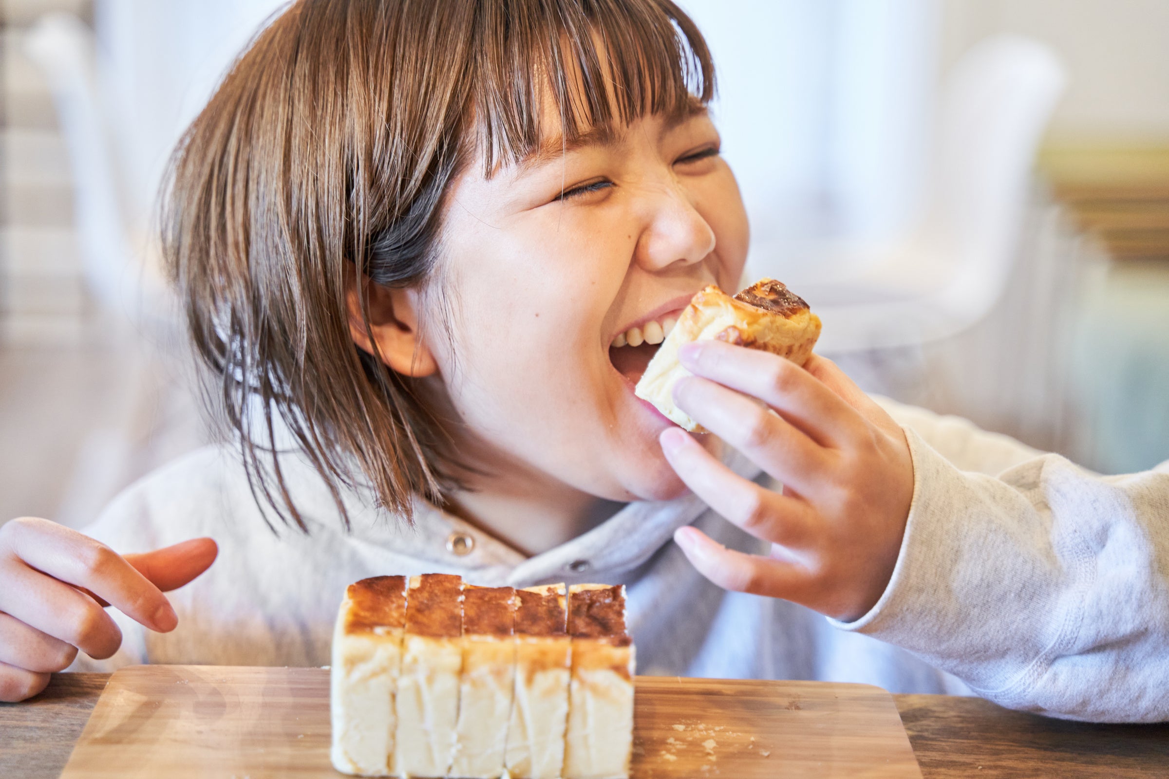 「Masako Mutsumi」のスペシャリティチーズケーキを食べるコンセプターのMutsumi