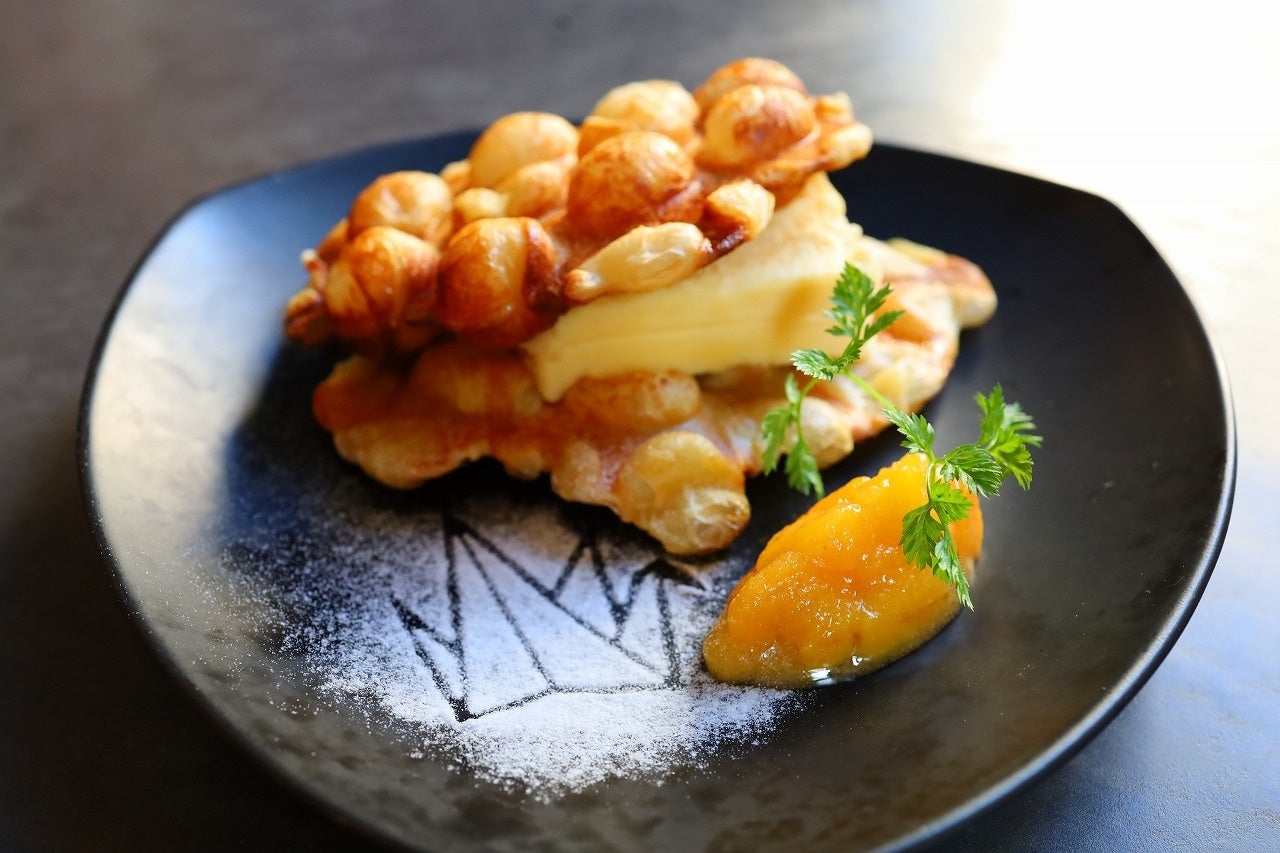 ▲ クロッフルのレアチーズケーキサンド 広島県産富有柿のピューレ仕立て  880円(税込)