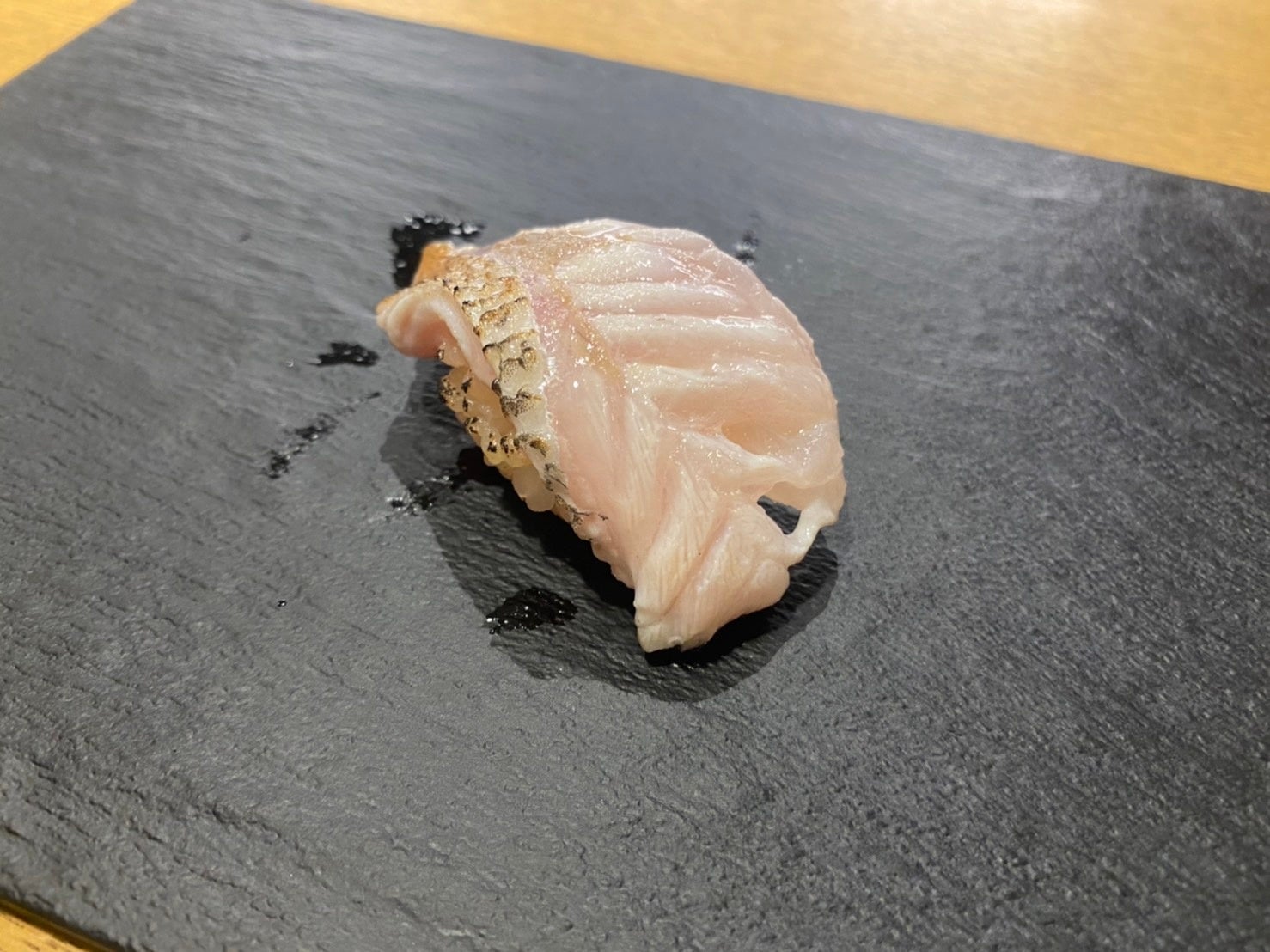 ノドグロの炙りをカボスとお塩で