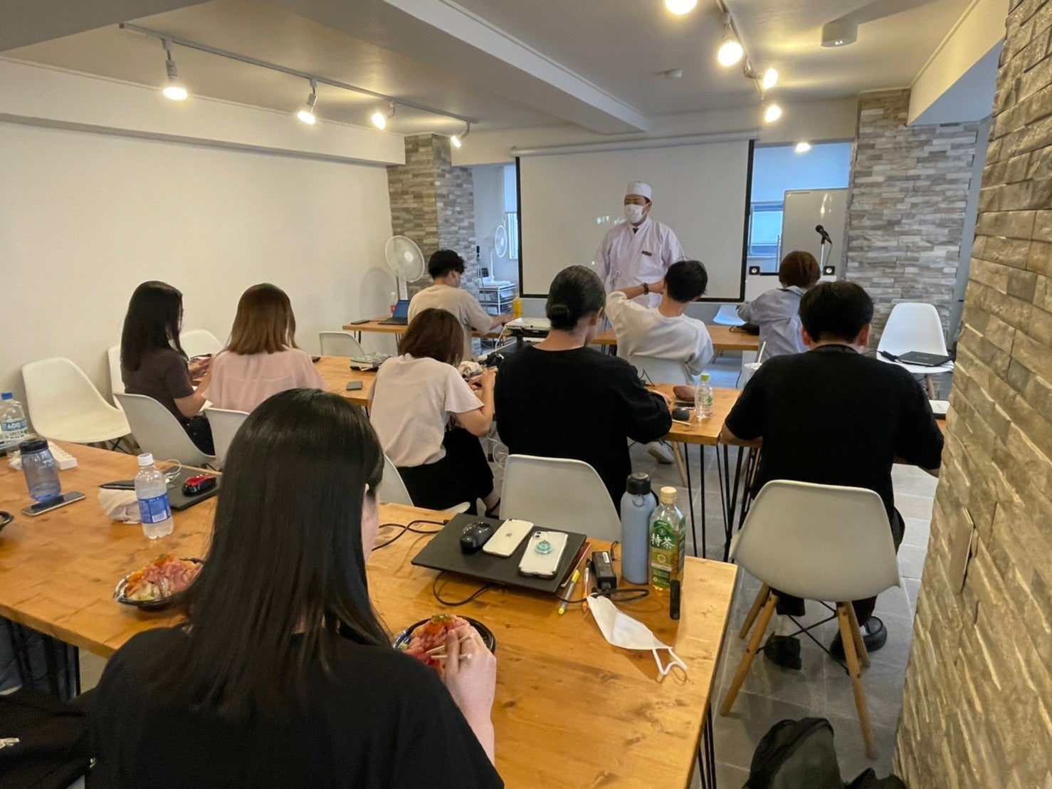 BIG3について語るも、黙食のためノーリアクションの会場