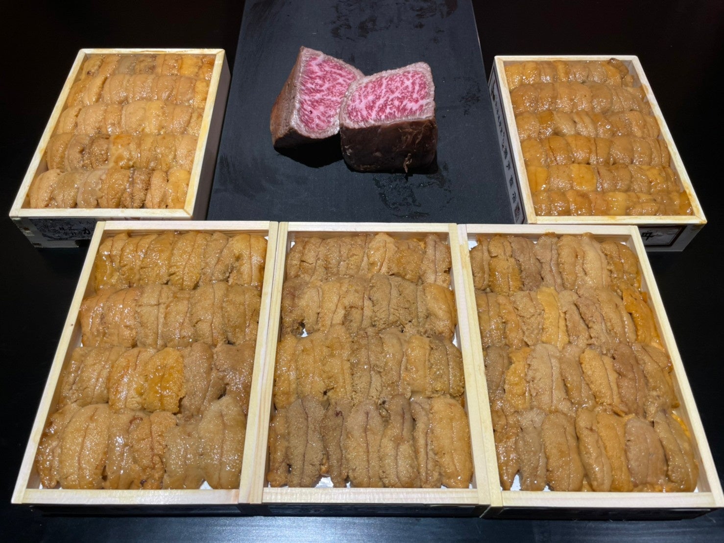 大将くじびきの当選者にトッピングするウニと和牛。