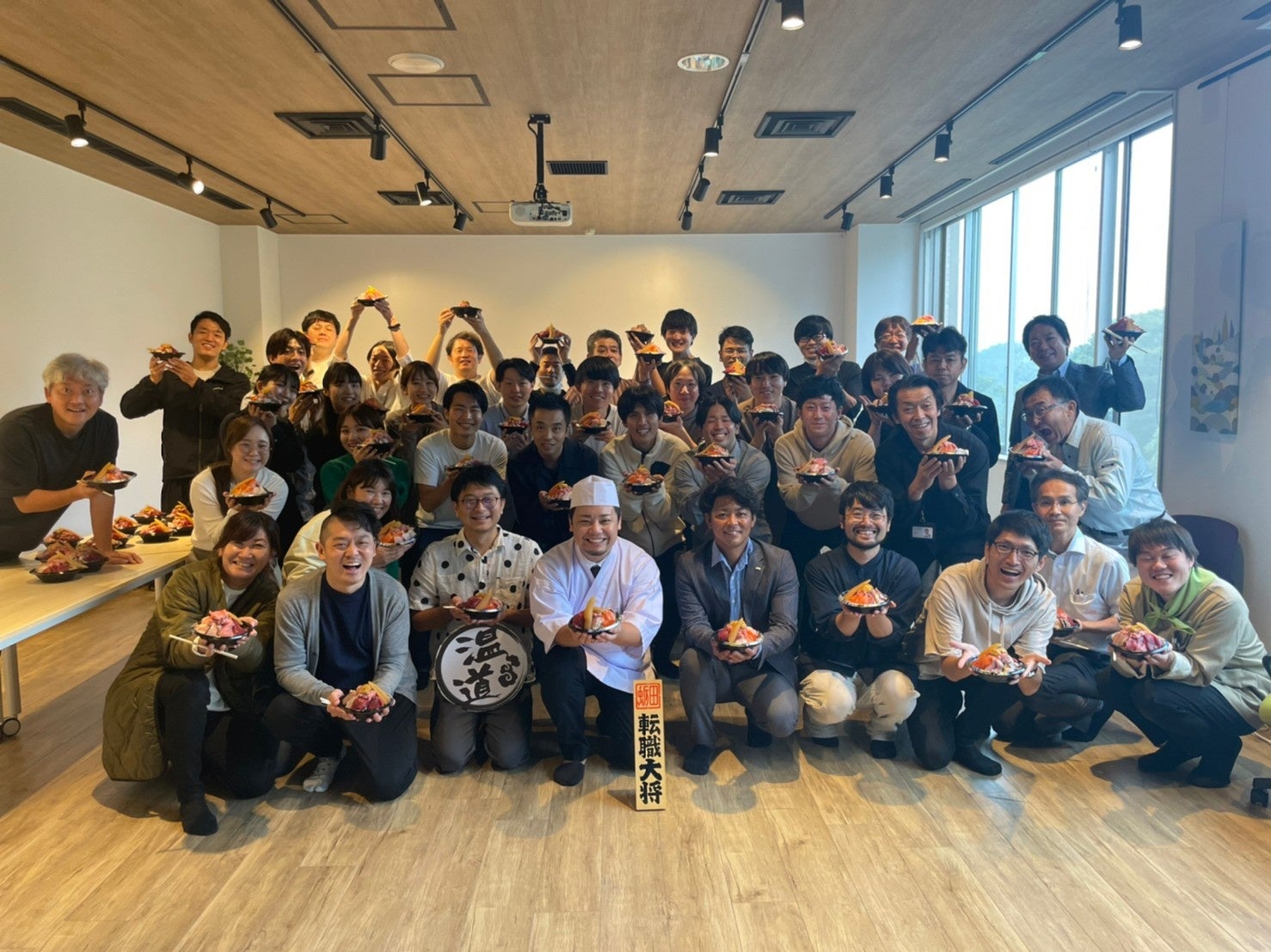 海鮮丼を持つ皆さんの顔が自然と笑顔になる