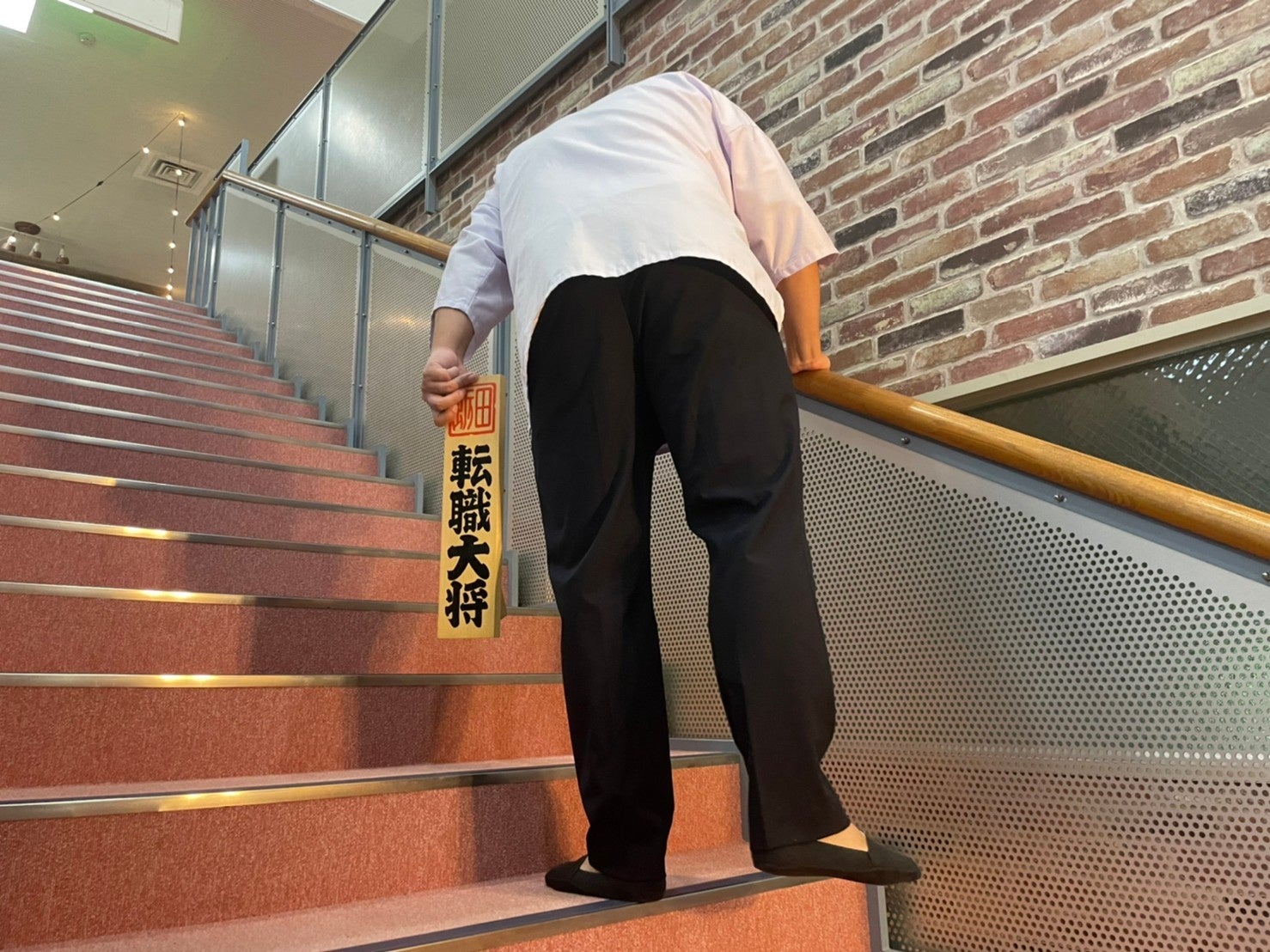 痛みにこらえながら階段を昇るうしろ姿は、まさしく強い。