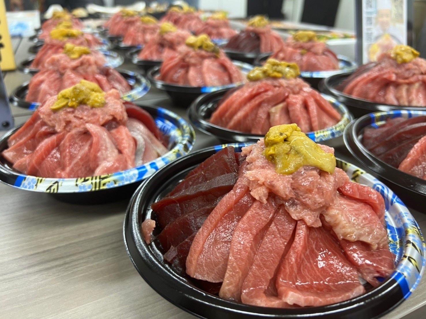 今回の海鮮丼のテーマは【マグロの赤色って200色あんねん】