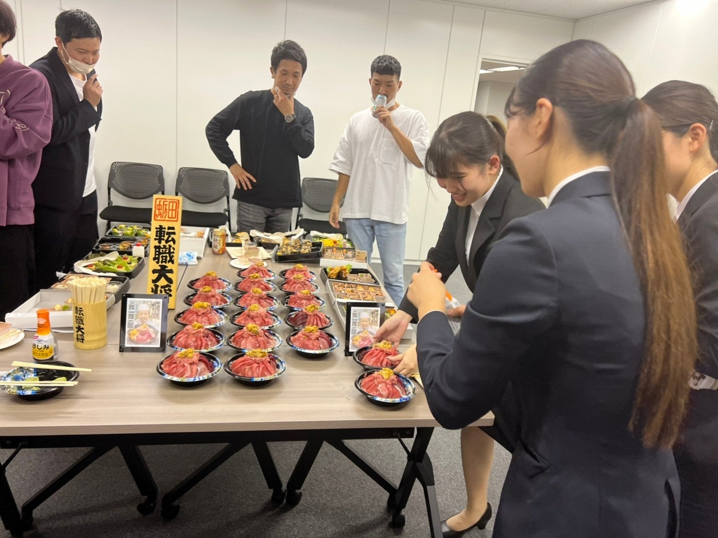 たしかに内定式で海鮮丼が出てきたら忘れられない。