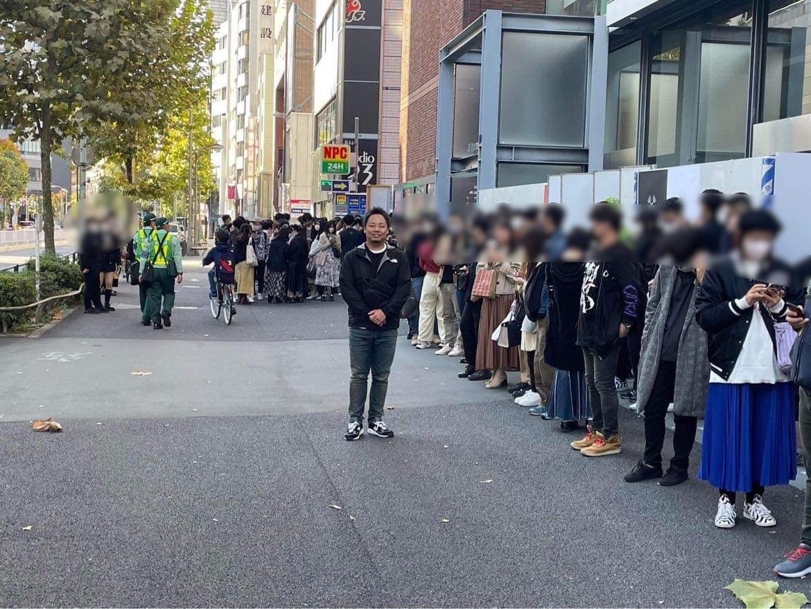 お客様の行列の前で、はにかむ大将。