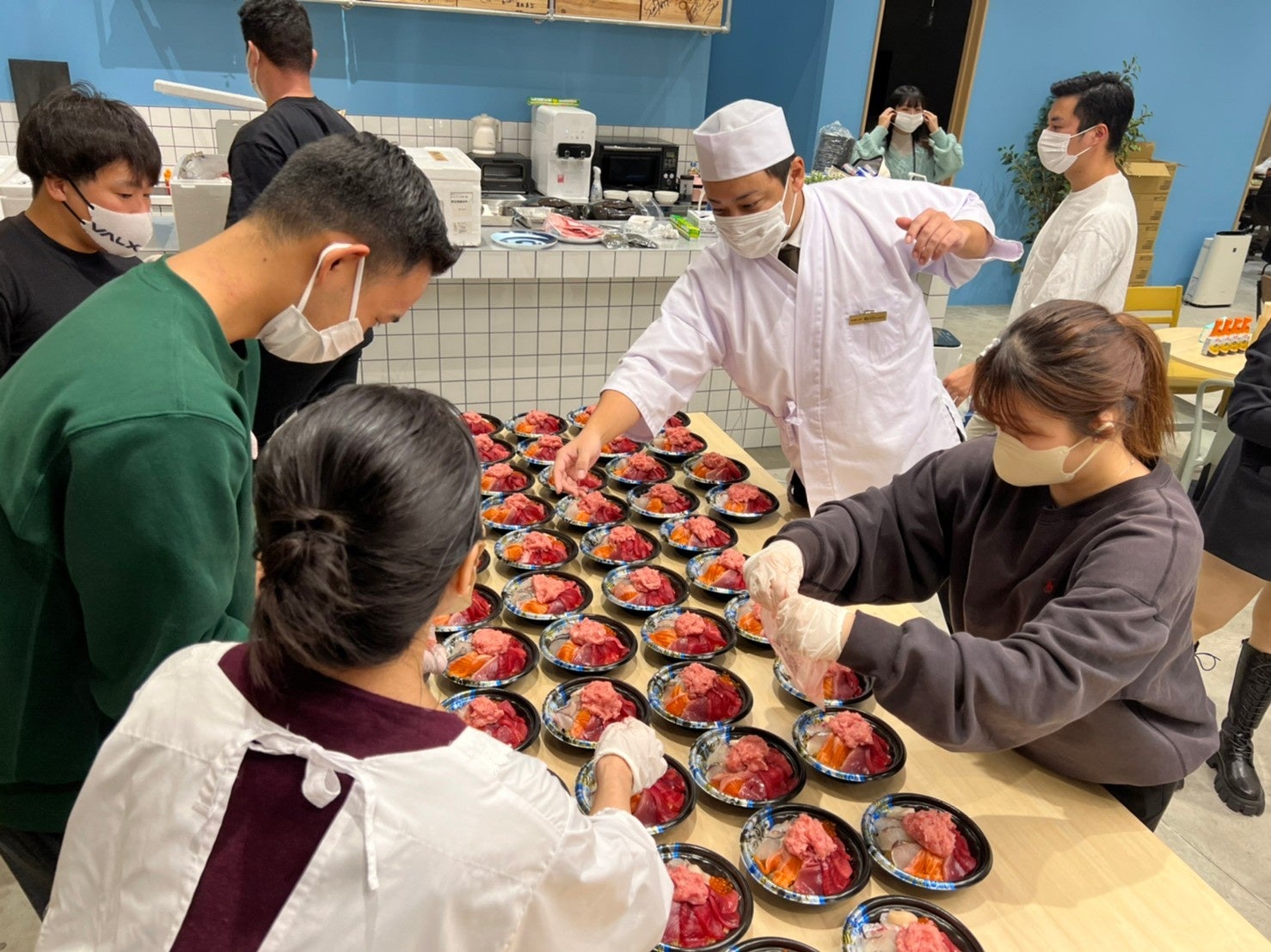 盛り付けにもこだわる大将の指示が、会場に響き渡る。