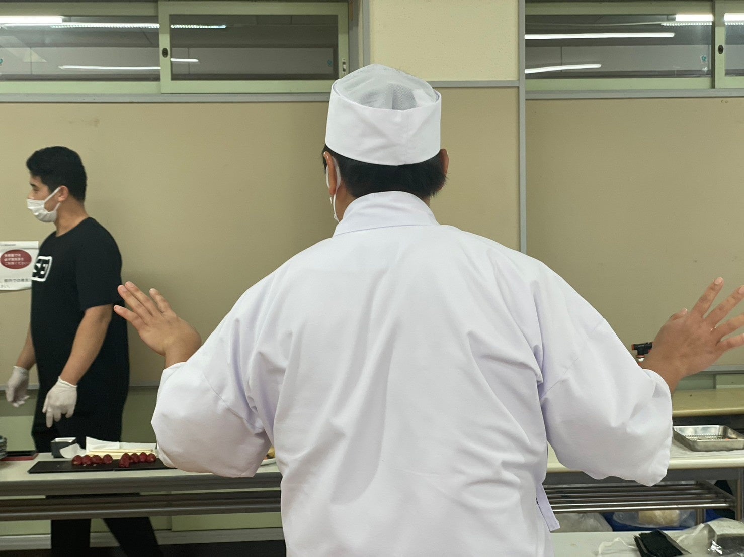 指示を出している途中にも関わらず、忙しすぎてそっぽを向くシャリ担当平。