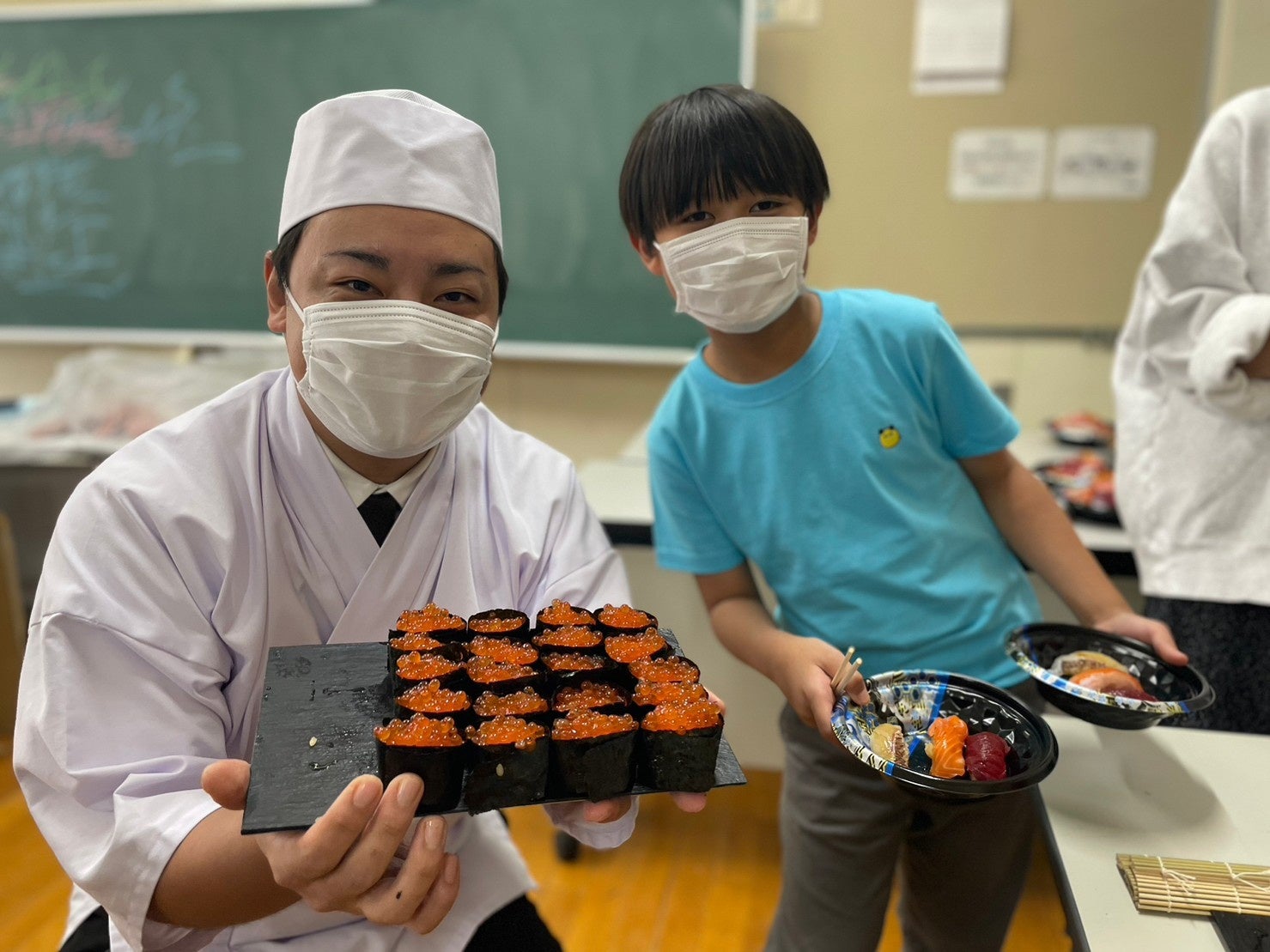 お子様用に用意した鮨も大好評。この子はおかわりにも来てくれた。