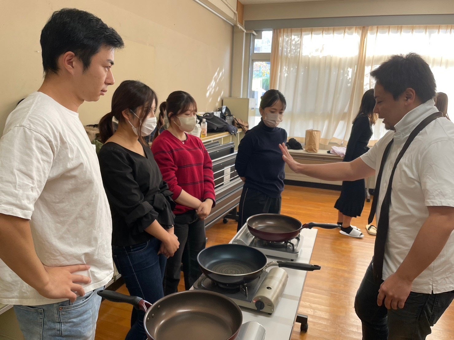 すきやきの調理方法について指示する大将