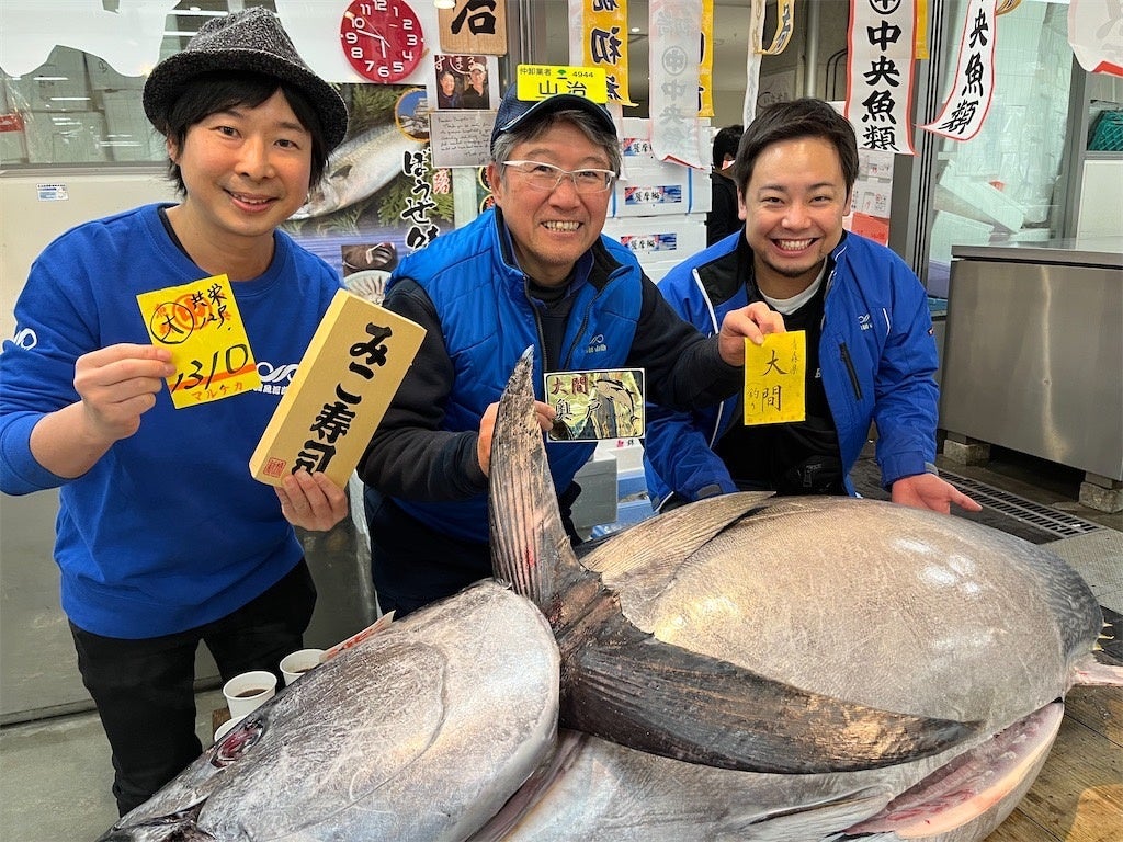 左:「みこグループ」代表 中村一之さん 中央:山治社長 山崎さん 右:大将かきだ