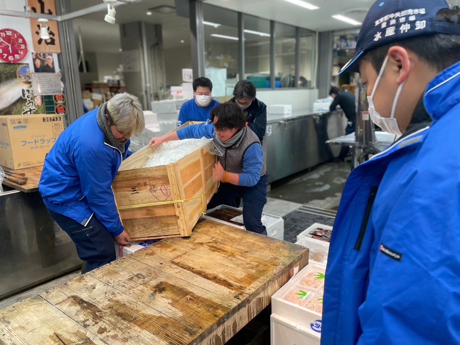 マグロが運ばれているのを見守る大将。男手4名分でも運ぶのがやっとの重さ。