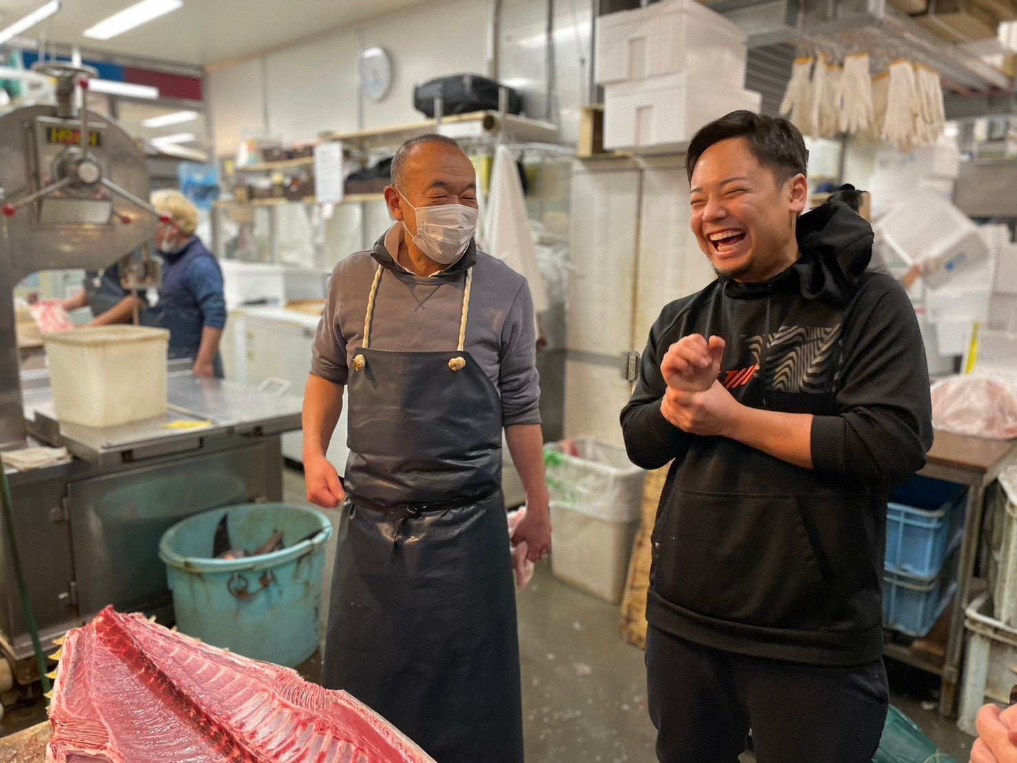 マグロジョークに爆笑する大将