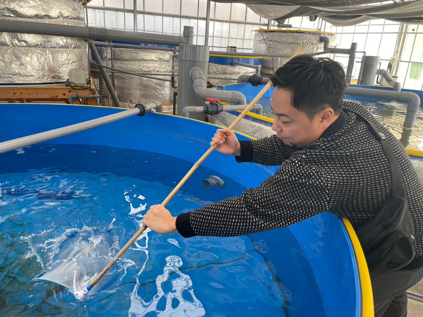 初めてとは思えない高速の網さばき