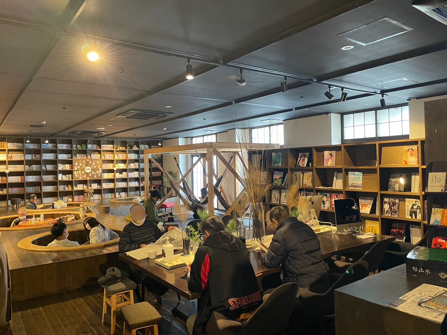 本や漫画、ボードゲームもあるくつろぎスペースの一部