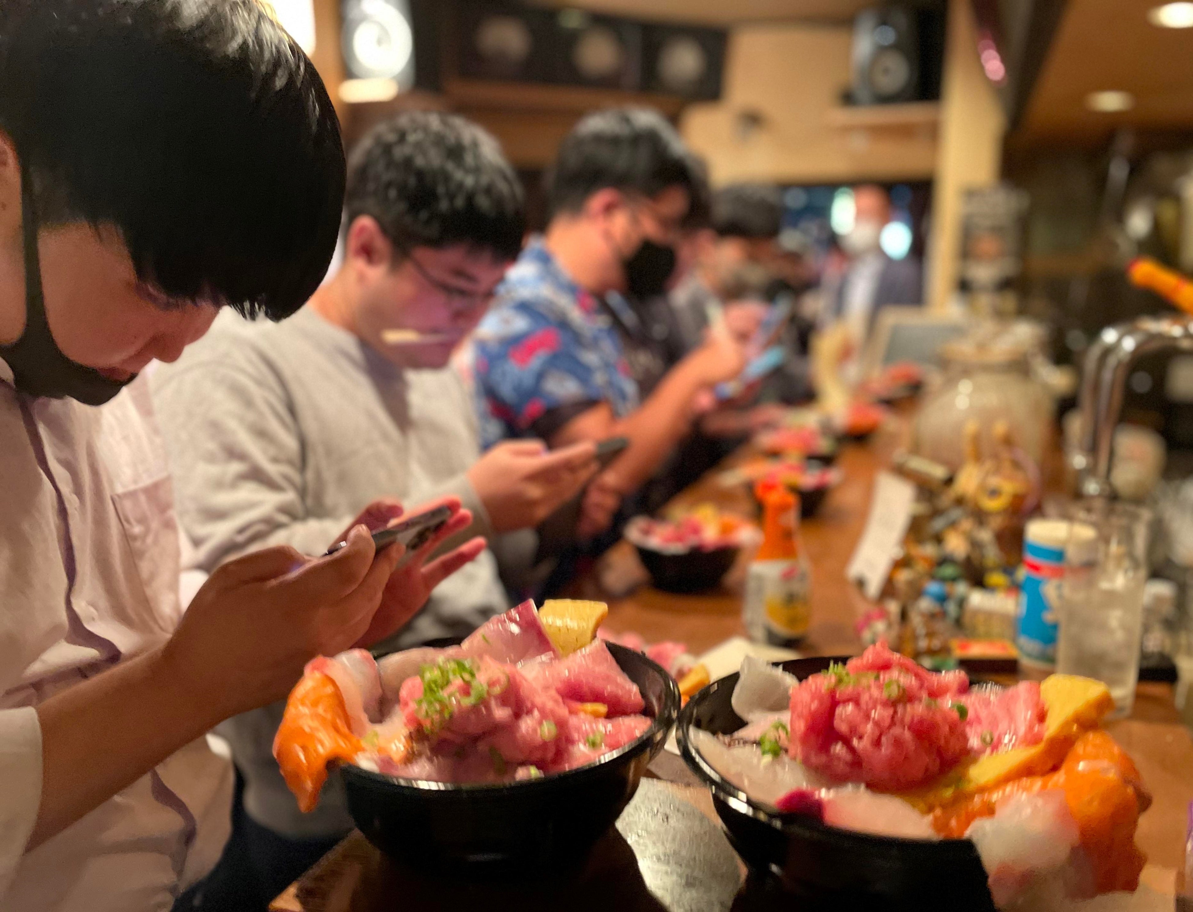 オープン直後からカウンターは満席状態に