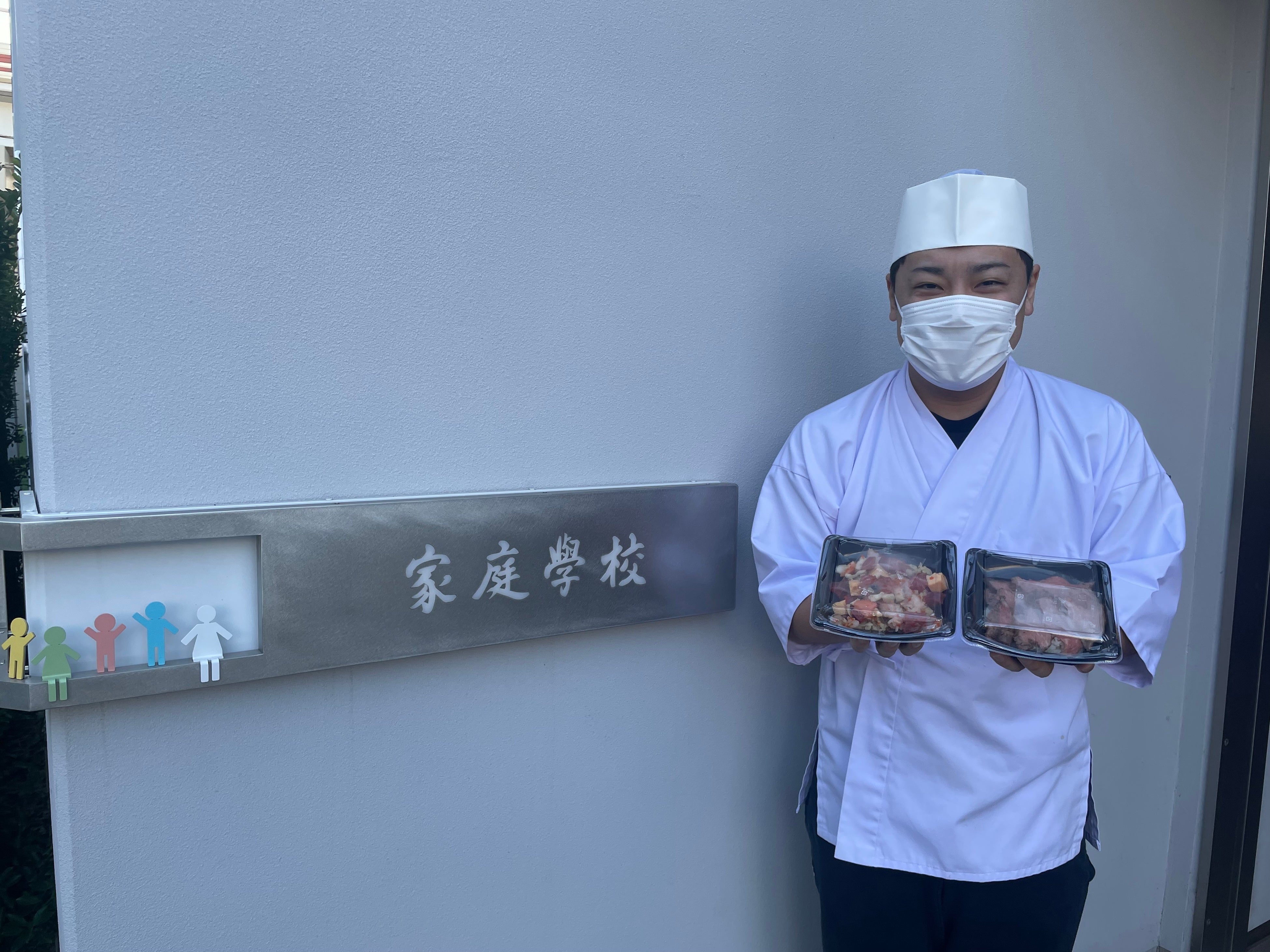 前回はサンタの格好で訪れたが、今回は正装で。