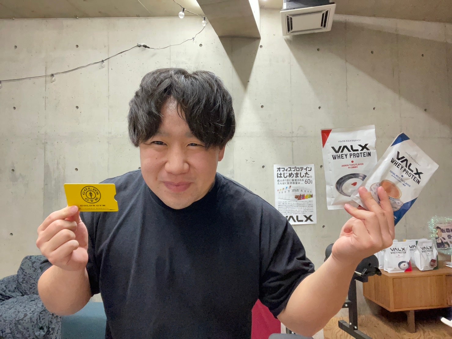 プロテインを持って笑顔のCSO飯泉