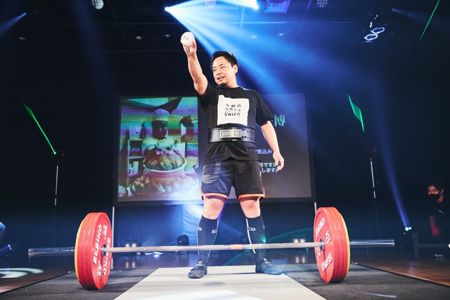 BIG3の大会で拳を突き上げる蛎田