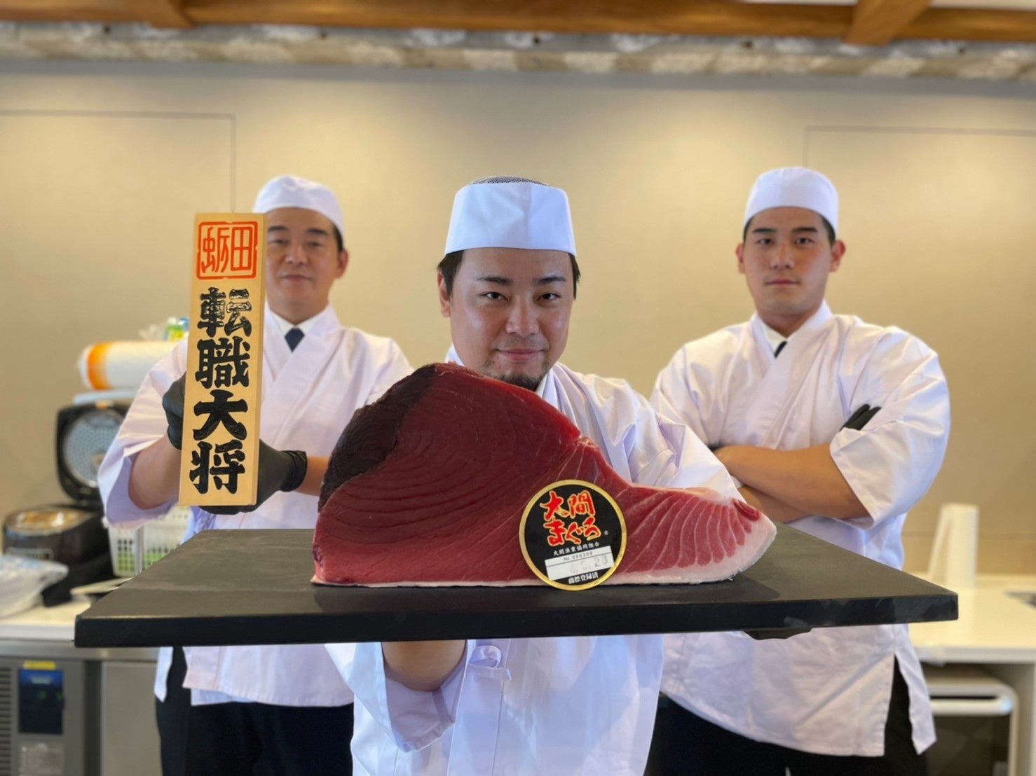 本日の目玉食材は大間のマグロ。重さ8kg。