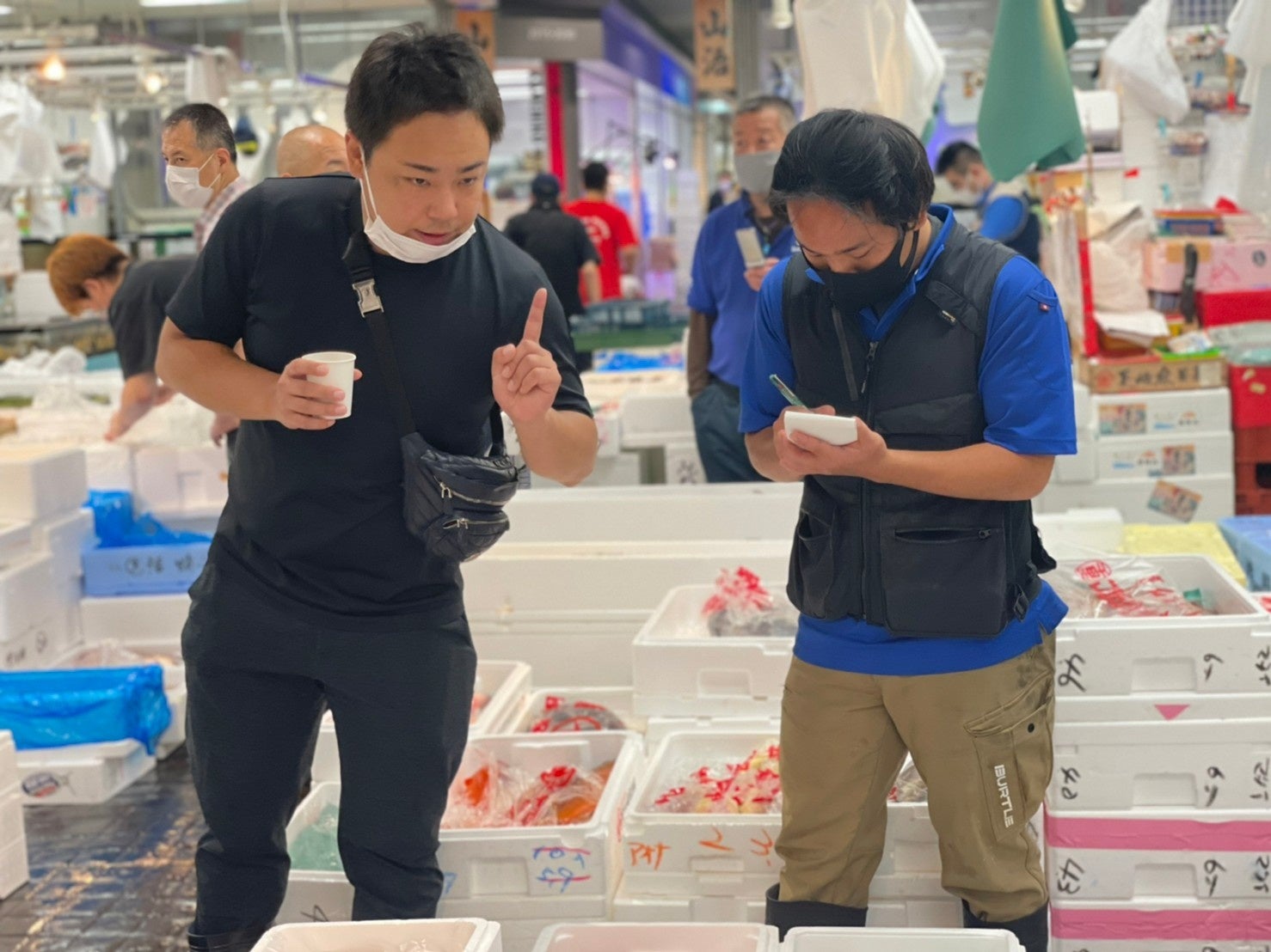海鮮丼のネタは豊洲市場「山治」で最高の食材を仕入れている。