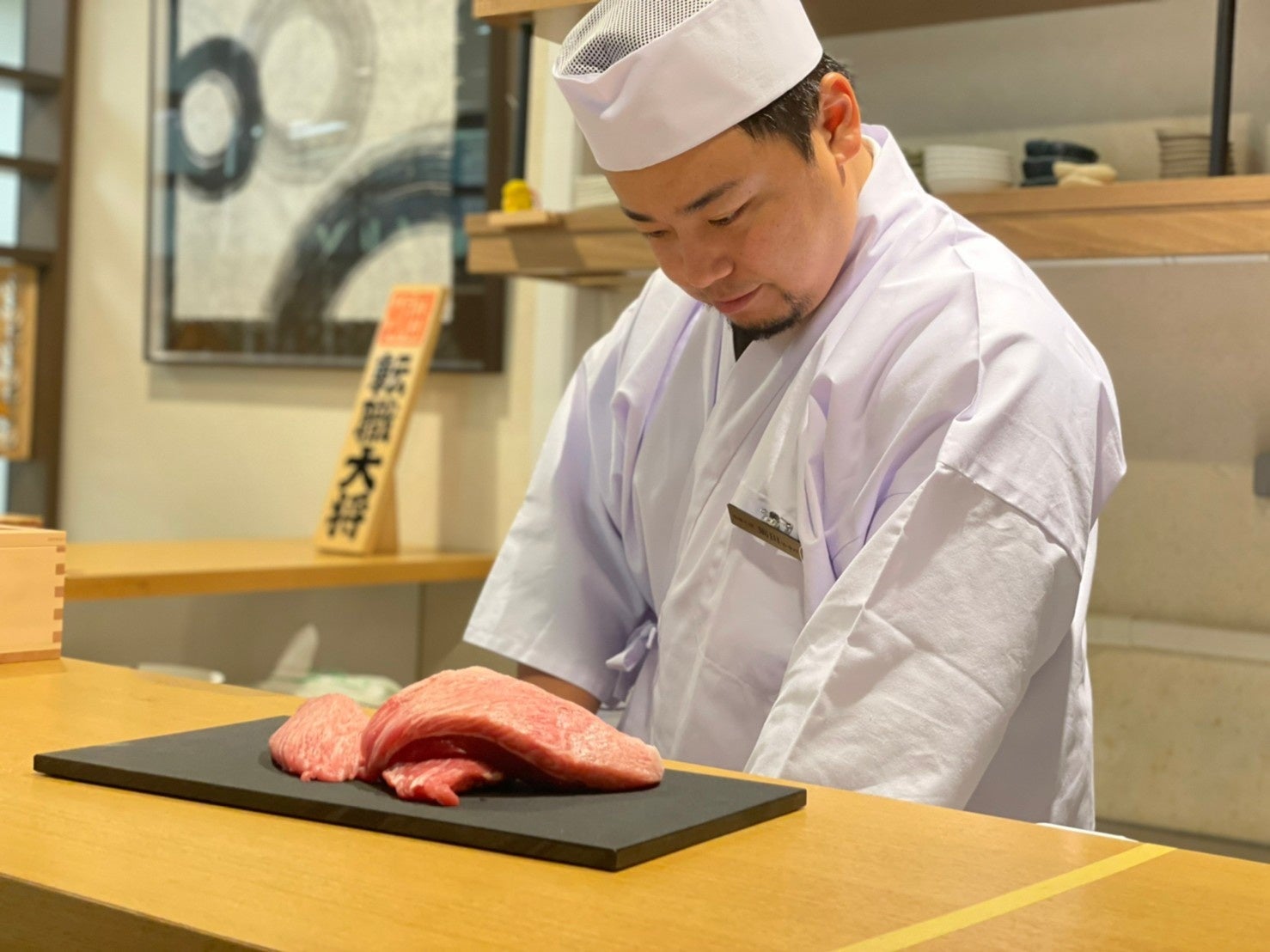 安い値段で美味しいものをお腹いっぱい食べられる「ラーメン二郎」の海鮮丼バージョンを作りたいと語る。