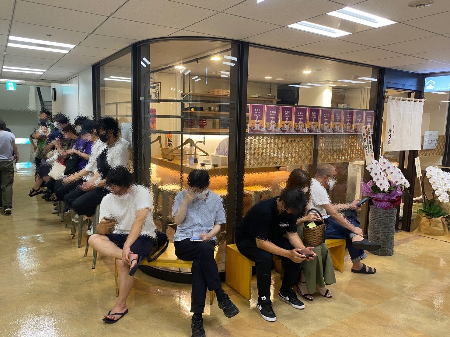 オープン前から大行列の「有楽町かきだ」前。