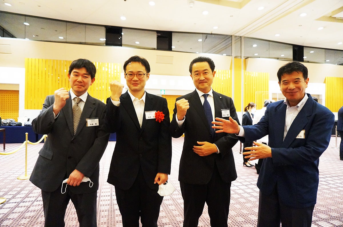 優勝 辰見守と奈良ホテル総支配人、調理部のメンバー