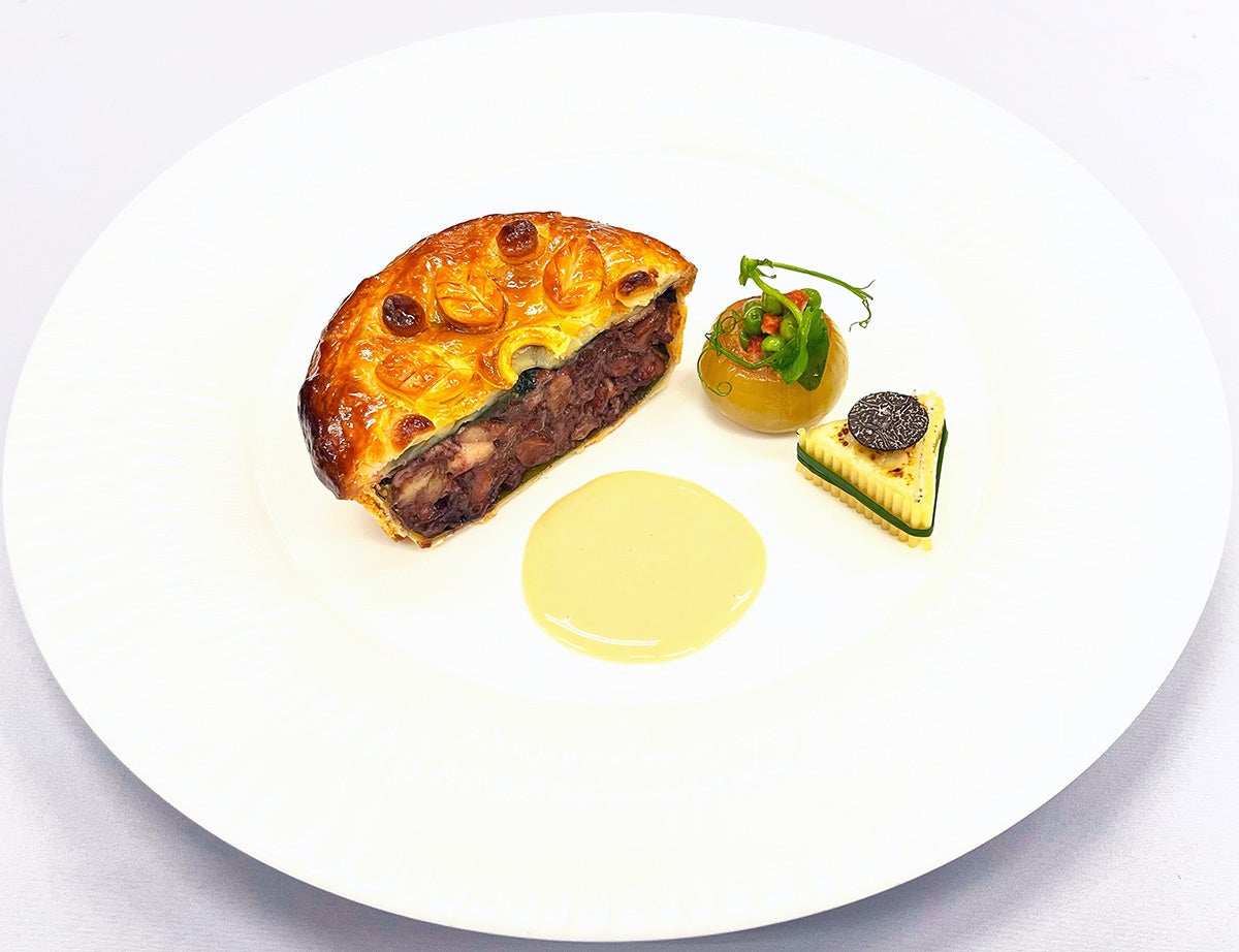 「比内地鶏のコック・オ・ヴァン風タルト仕立て ソース・ヴァンジョーヌ」