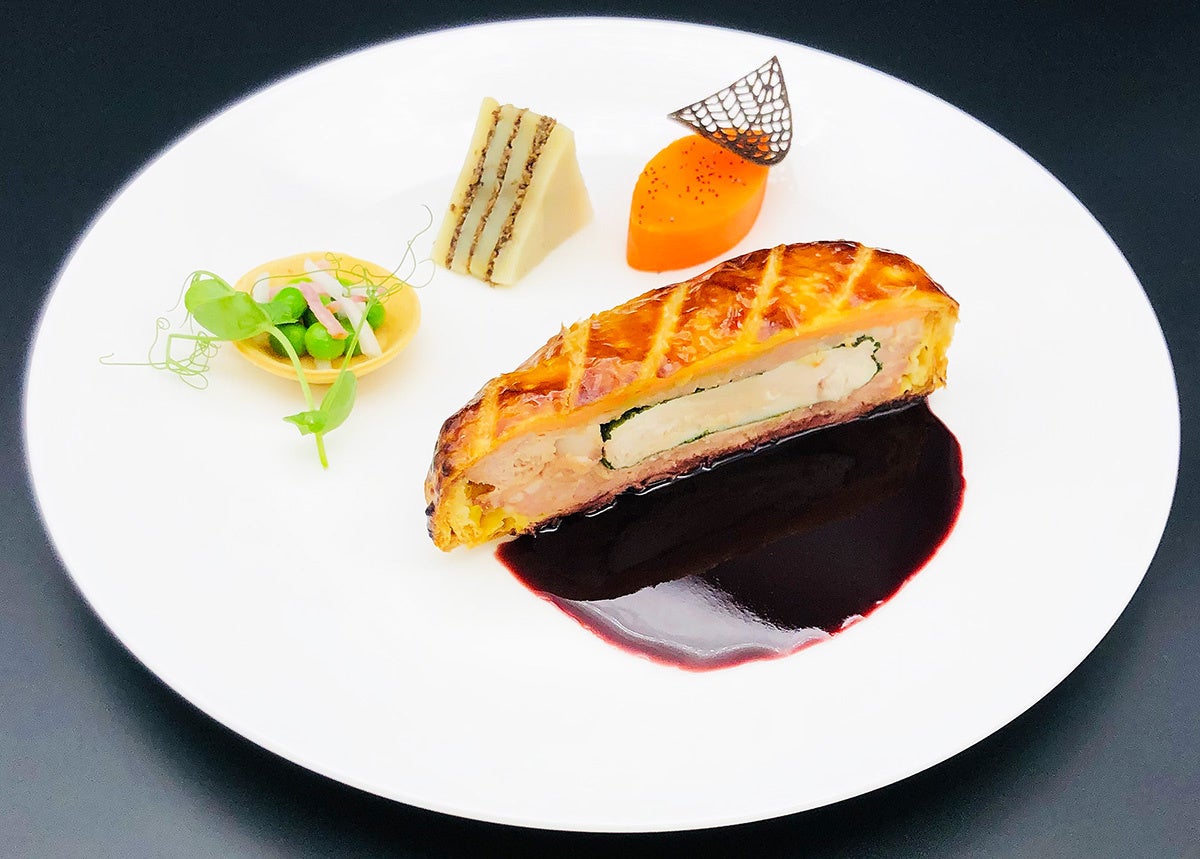 「比内地鶏とオマール海老のパイ包み焼き 赤ワインソース」