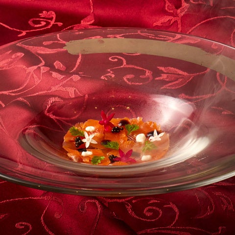 クラウンサーモンの瞬間燻製 キャビア添え