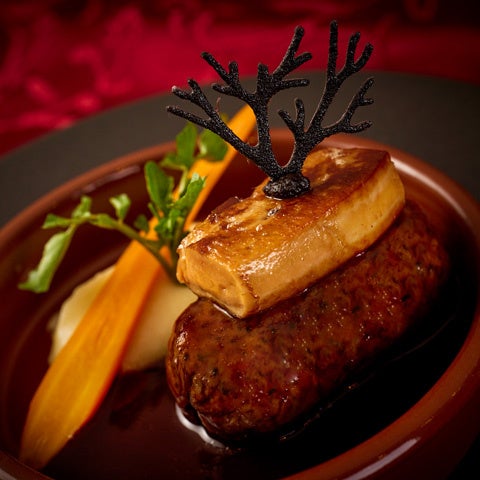 フォアグラ添えミートローフ　ビーフシチュー風赤ワインソース