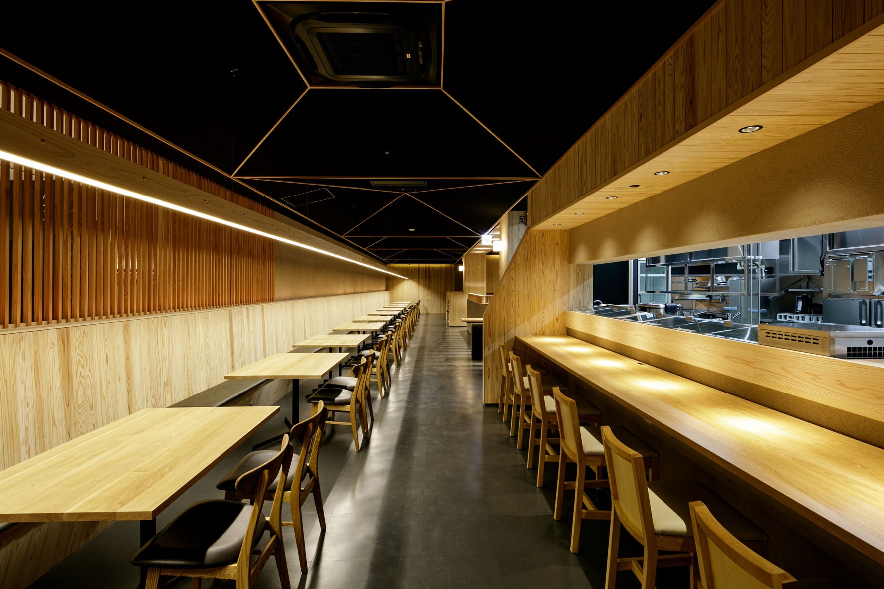 レストラン「とやま鮨　海富山」店舗内観①